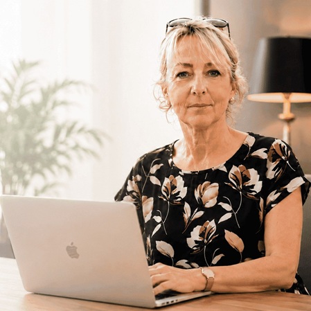 Deine Ansprechpartnerin Michaela Schmitt